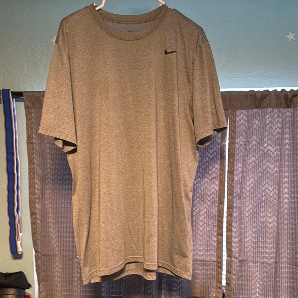 Nike Men's Gray T-Shirt